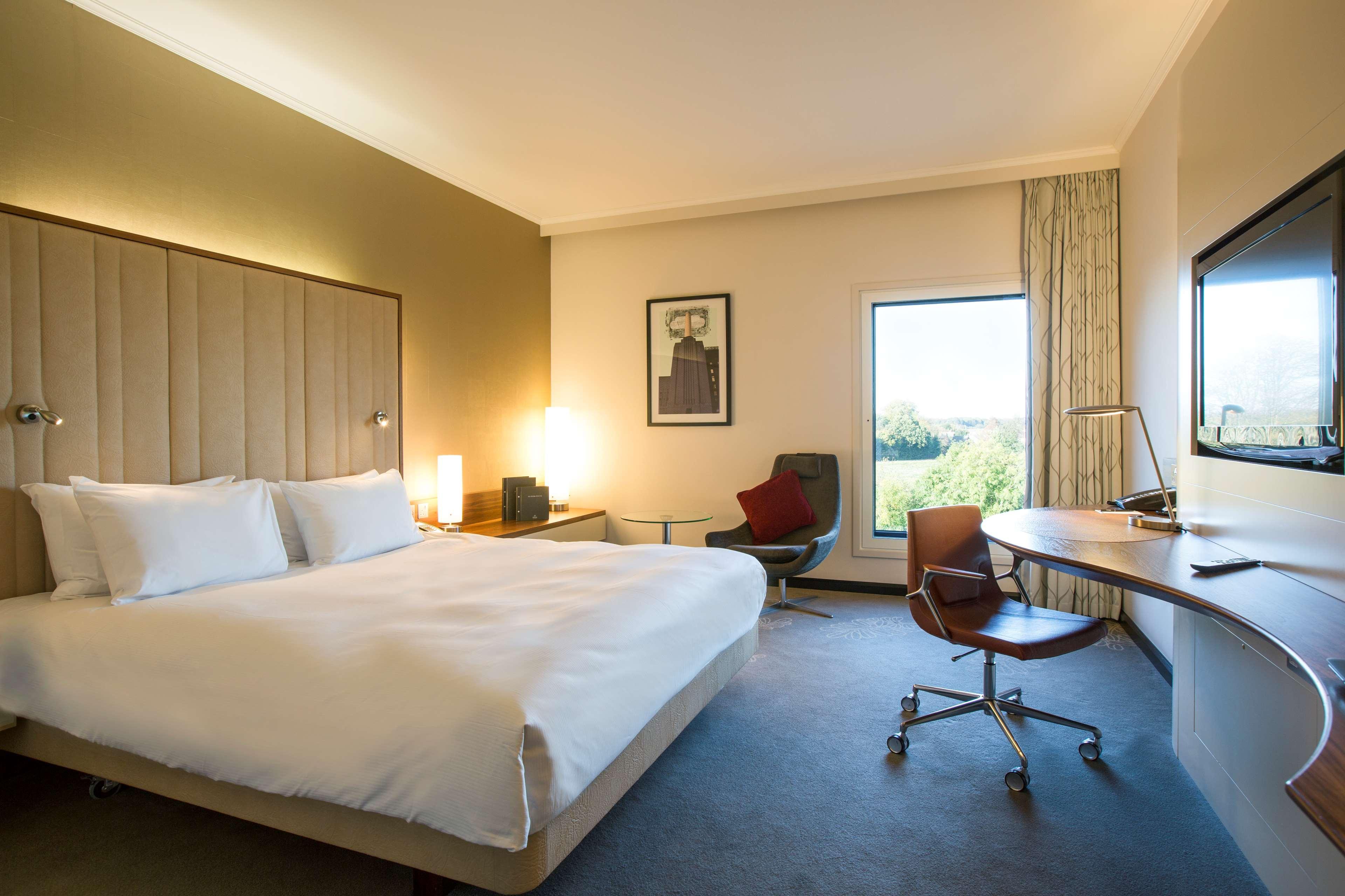 Hilton London Heathrow Airport Terminal 5 Hotel Hillingdon Ngoại thất bức ảnh