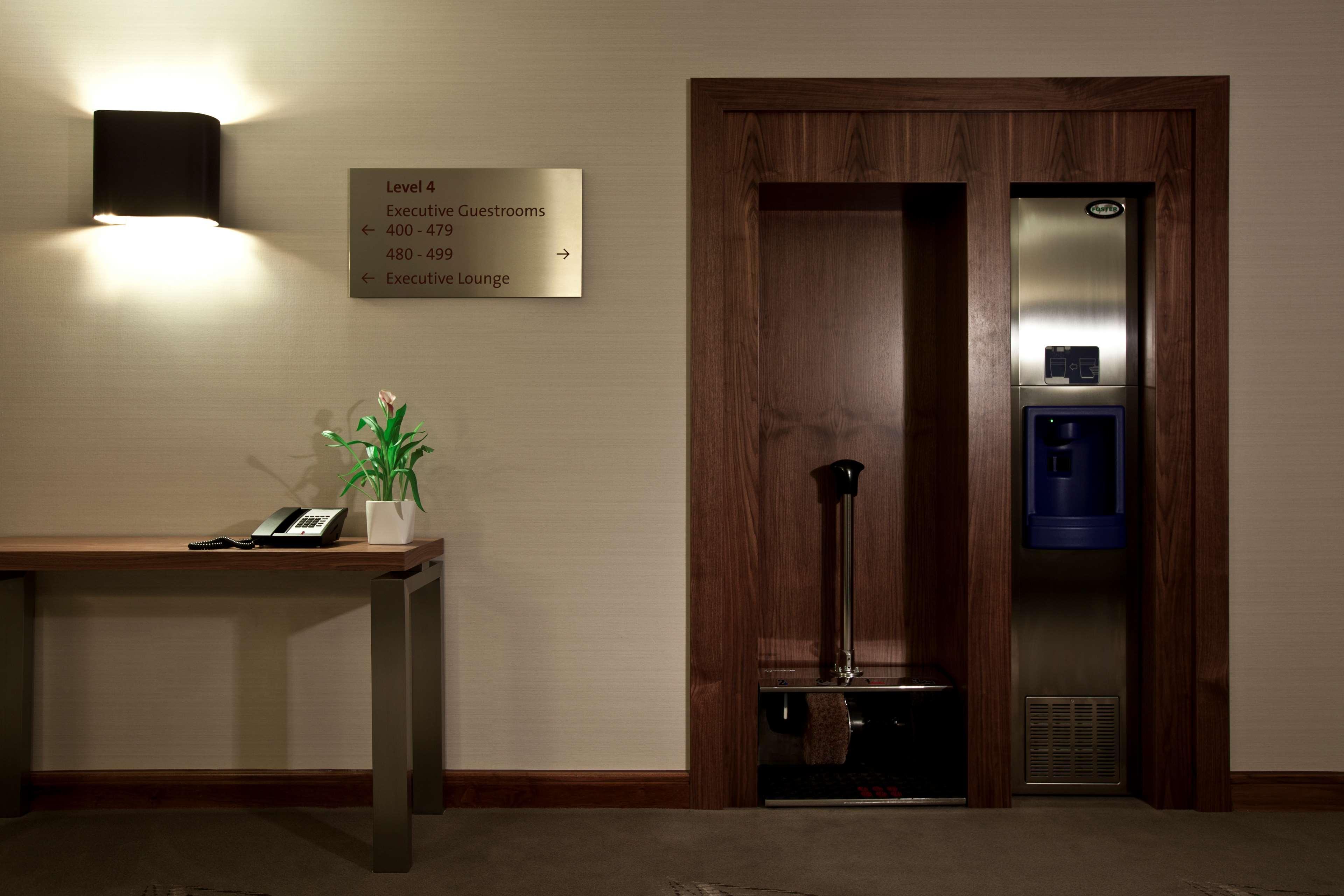 Hilton London Heathrow Airport Terminal 5 Hotel Hillingdon Ngoại thất bức ảnh