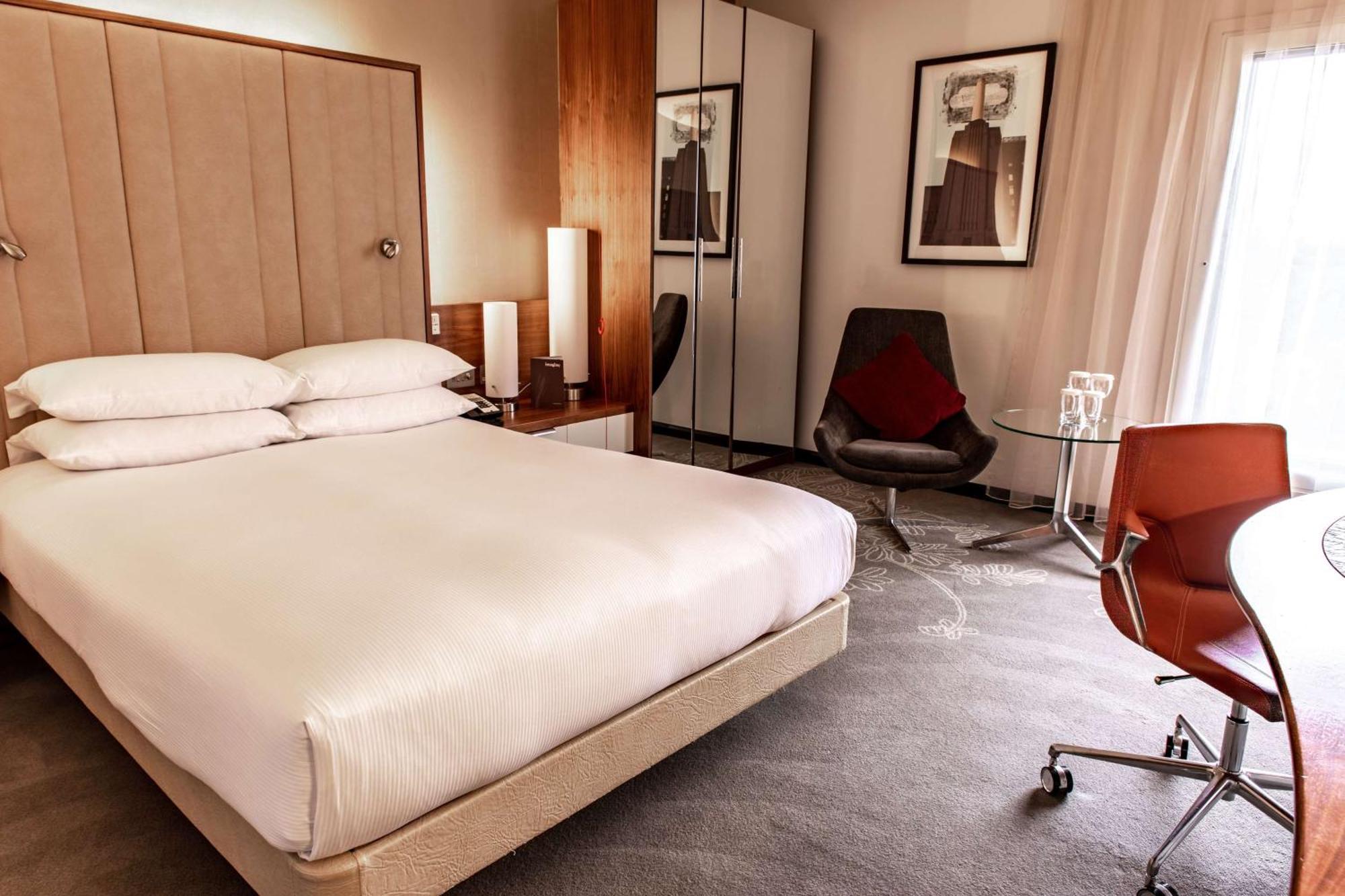 Hilton London Heathrow Airport Terminal 5 Hotel Hillingdon Ngoại thất bức ảnh