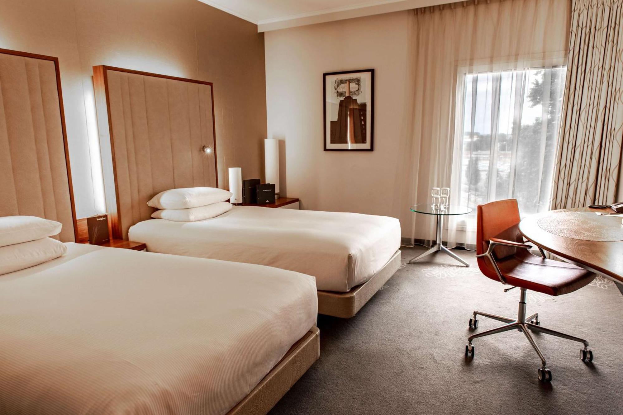 Hilton London Heathrow Airport Terminal 5 Hotel Hillingdon Ngoại thất bức ảnh