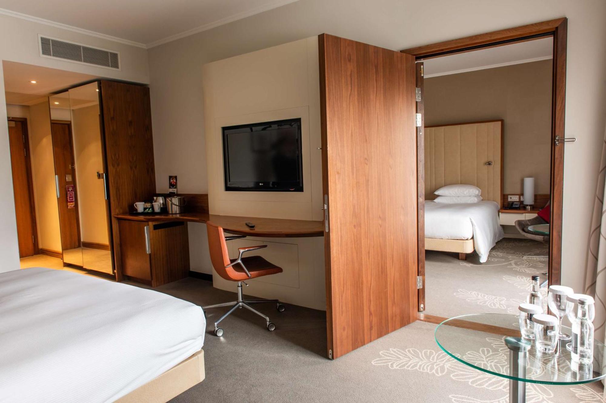 Hilton London Heathrow Airport Terminal 5 Hotel Hillingdon Ngoại thất bức ảnh