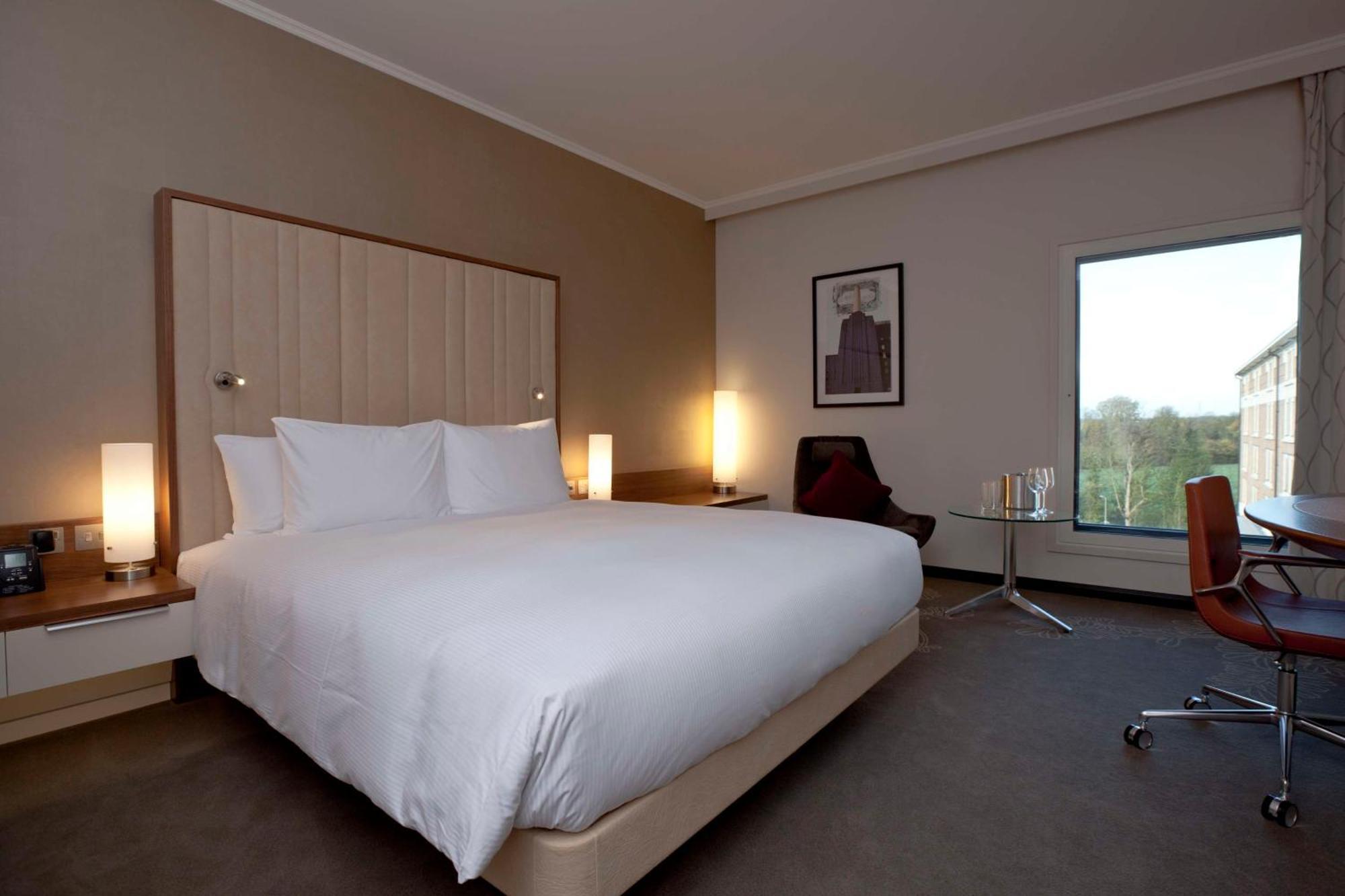 Hilton London Heathrow Airport Terminal 5 Hotel Hillingdon Ngoại thất bức ảnh