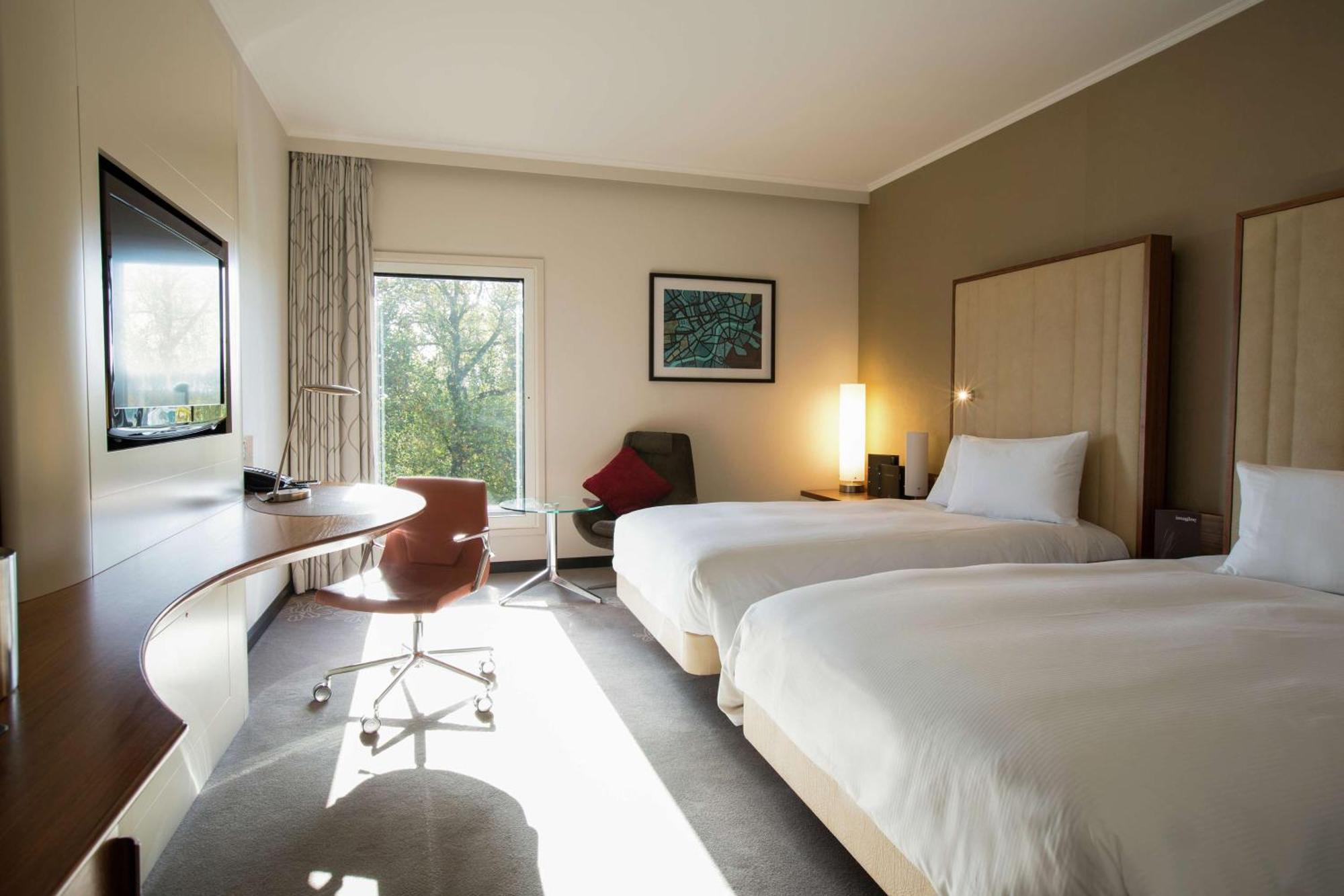 Hilton London Heathrow Airport Terminal 5 Hotel Hillingdon Ngoại thất bức ảnh